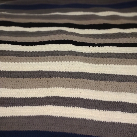 Hand made Afghan - Picture 2 of 5